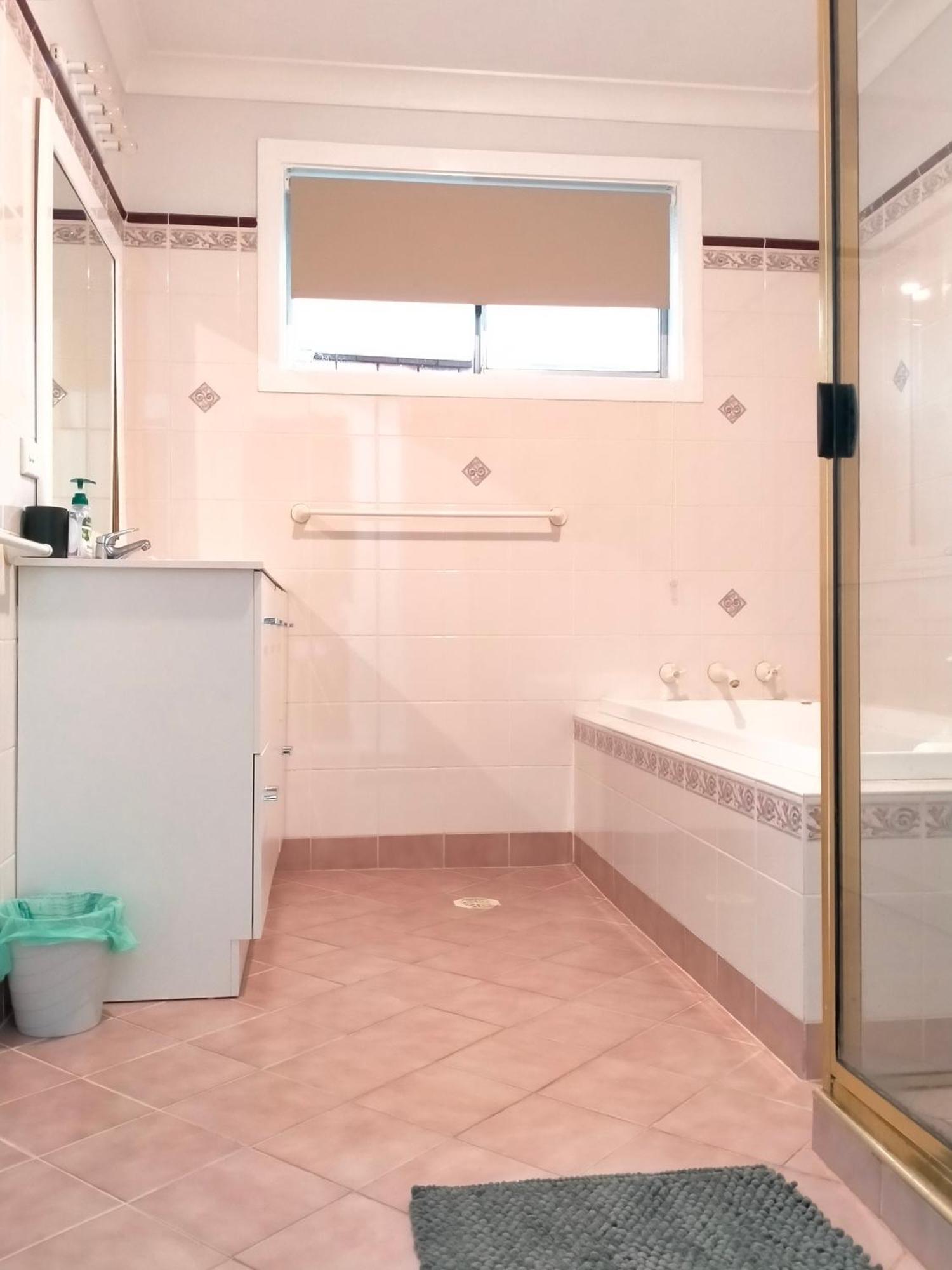 4 Bedroom, 3 Bath In Nsw, Free Wifi Internet, Free Parking Holiday home *