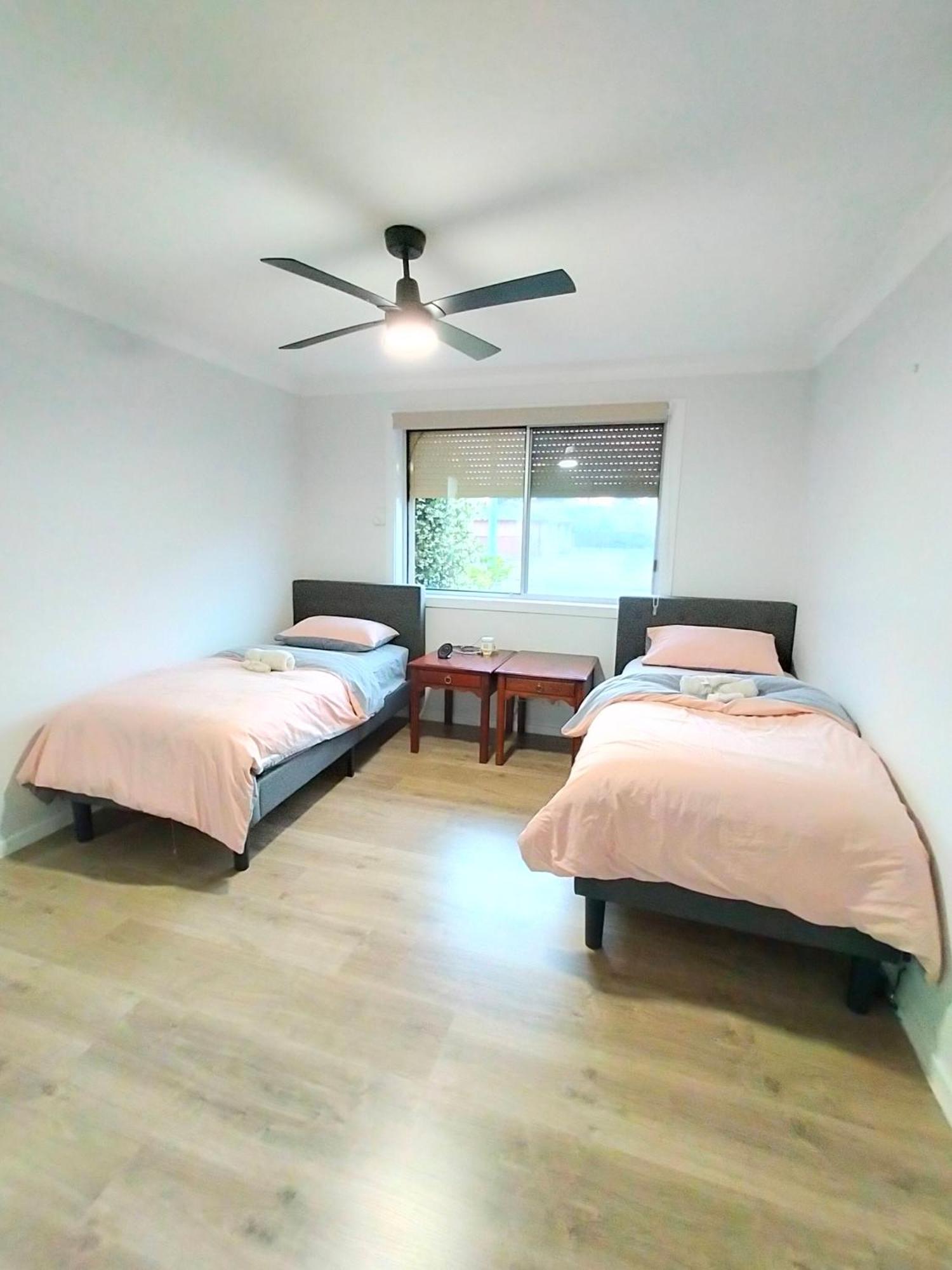 4 Bedroom, 3 Bath In Nsw, Free Wifi Internet, Free Parking *