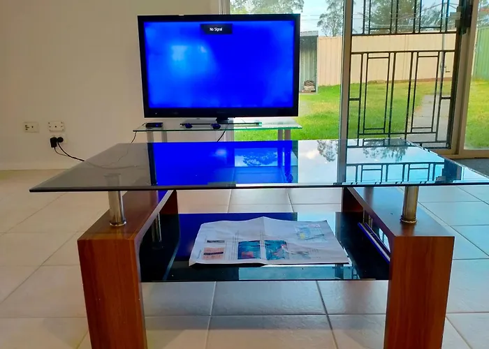 4 Bedroom, 3 Bath Room Home In Kingswood Nsw, Free Wifi Internet, Free Parking