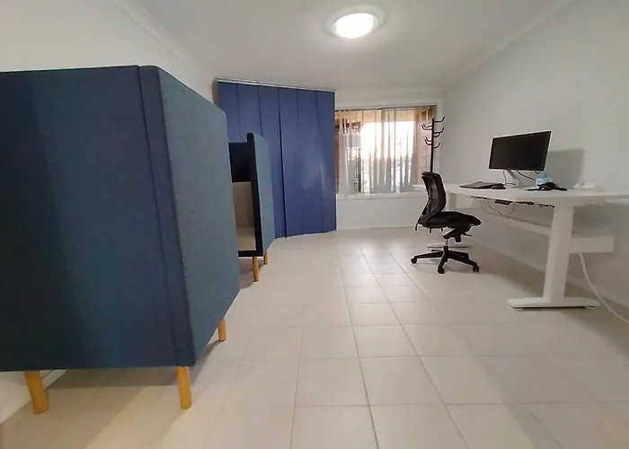 4 Bedroom, 3 Bath Room Home In Kingswood Nsw, Free Wifi Internet, Free Parking