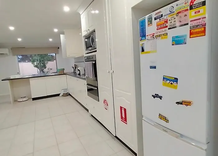 4 Bedroom, 3 Bath Room Home In Kingswood Nsw, Free Wifi Internet, Free Parking