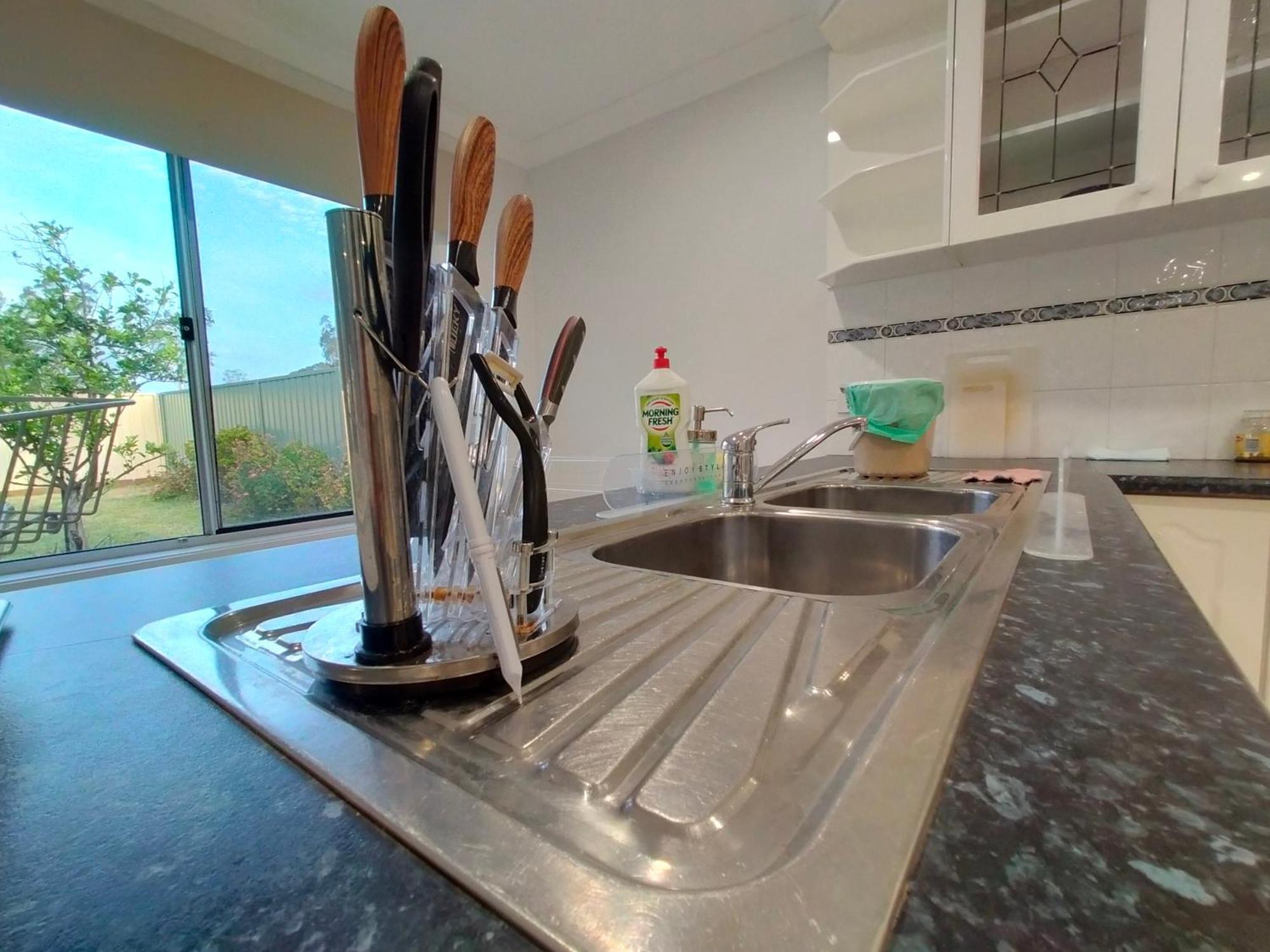 4 Bedroom, 3 Bath In Nsw, Free Wifi Internet, Free Parking * Kingswood