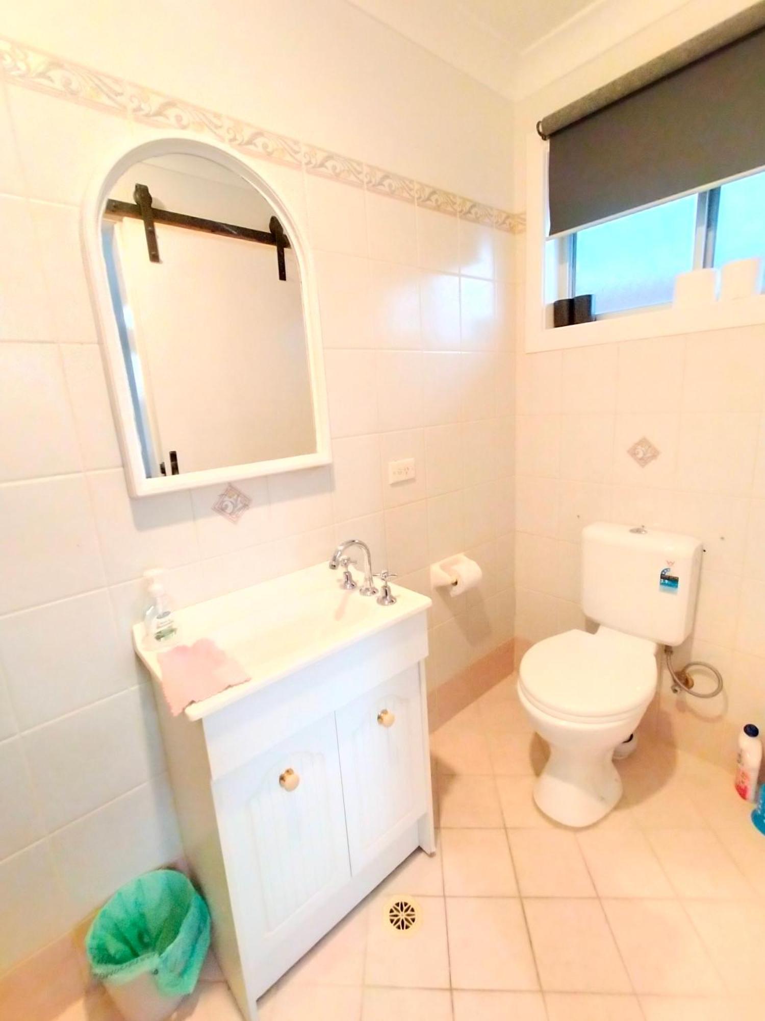 4 Bedroom, 3 Bath In Nsw, Free Wifi Internet, Free Parking